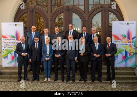 Lipsia - Ministerpräsidenten kommen zur MPK in Sachsen zusammen 24.10.2024 ab 13,20 UhrLeipzig, Pfaffendorfer Straße Kongresshalle am Zoo im foto: Die Ministerpräsidenten Kai Wegner CDU, Unten von Links Regierender Bürgermeister von Berlin, Boris Rhein CDU, Ministerpräsident von Hessen, Manuela Schwesig SPD, Ministerpräsidentin von Mecklenburg-Vorpommern, Michael Kretschmer CDU, Ministerpräsident von Sachsen, Stephan Weil SPD, Ministerpräsident von Niedersachsen, Anke Rehlinger SPD, Ministerpräsidentin von Saarland, Reiner Haseloff CDU, Ministerpräsident von Sachsen-Anhalt, Peter Tschentscher Foto Stock