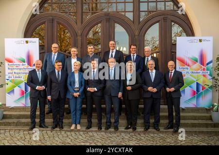 Lipsia - Ministerpräsidenten kommen zur MPK in Sachsen zusammen 24.10.2024 ab 13,20 UhrLeipzig, Pfaffendorfer Straße Kongresshalle am Zoo im foto: Die Ministerpräsidenten Kai Wegner CDU, Unten von Links Regierender Bürgermeister von Berlin, Boris Rhein CDU, Ministerpräsident von Hessen, Manuela Schwesig SPD, Ministerpräsidentin von Mecklenburg-Vorpommern, Michael Kretschmer CDU, Ministerpräsident von Sachsen, Stephan Weil SPD, Ministerpräsident von Niedersachsen, Anke Rehlinger SPD, Ministerpräsidentin von Saarland, Reiner Haseloff CDU, Ministerpräsident von Sachsen-Anhalt, Peter Tschentscher Foto Stock