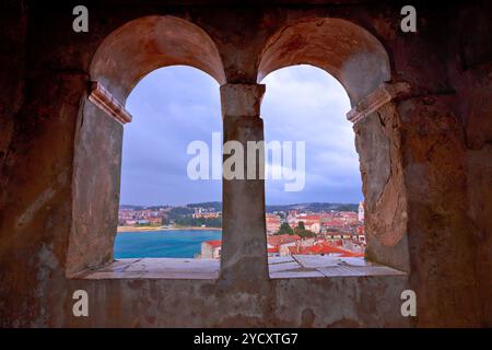 Città di Parenzo vista dal campanile di una chiesa finestra, Istria regione della Croazia Foto Stock