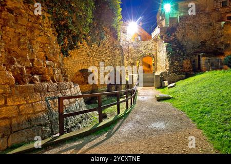 Città di Parenzo vecchie mura vista serale, UNESCO landmark in Istria, Croazia Foto Stock