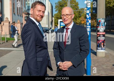 Lipsia - Ministerpräsidenten kommen zur MPK in Sachsen zusammen: MP Kretschmer empfängt Gäste an der Kongresshalle 24.10.2024 ab 13,20 UhrLeipzig, Pfaffendorfer Straße Kongresshalle am Zoo im foto: Michael Kretschmer CDU, l, Ministerpräsident von Sachsen, und Peter Tschentscher Erster Bürgermeister von Hamburg, begrüßen sich zum Auftakt der Ministerpräsidentenkonferenz in Lipsia am 24. und 25. Oktober 2024 kommen die Ministerpräsidenten der deutschen Bundesländer zur Ministerpräsidentenkonferenz in Leipzig zusammen. Schwerpunkte der Jahreskonferenz sind die Themen Migration, Reformen beim öf Foto Stock