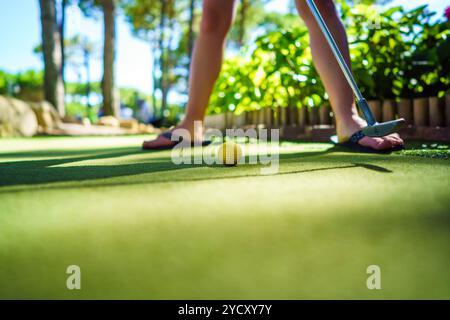 Mini Golf sfera gialla con un bat al tramonto Foto Stock