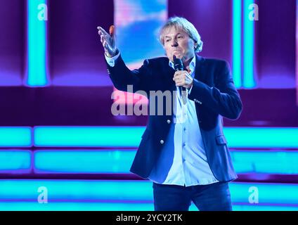 Spettacolo Musik, Die Beatrice Egli Show 16.10.2024, xdanx, spettacolo Musik, Die Beatrice Egli Show v.l. Der Saenger Bernhard Brink steht bei der Aufzeichnung der Beatrice Egli Show a Berlino-Adlershof auf der Buehne. Berlin Adlershof Studio H Berlin Deutschland DE *** Entertainment Music, The Beatrice Egli Show 16 10 2024, xdanx, Entertainment Music, The Beatrice Egli Show V l il cantante Bernhard Brink è sul palco durante la registrazione del Beatrice Egli Show di Berlino Adlershof Berlin Adlershof Studio H Berlin Germania EN Copyright: XDanielxLakomskix Foto Stock