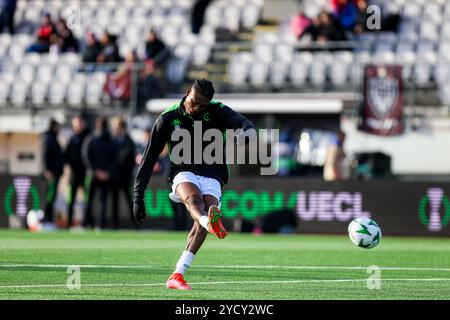 Reykjavik, Islanda. 24 ottobre 2024. Abu Francis di Cercle è stato raffigurato in azione durante il riscaldamento per una partita di calcio tra l'islandese Vikingur Reykjavik e il belga Cercle Brugge KSV, giovedì 24 ottobre 2024, a Reykjavik, Islanda, il secondo giorno della fase a gironi del torneo UEFA Conference League. BELGA PHOTO ARNI TORFASON credito: Belga News Agency/Alamy Live News Foto Stock