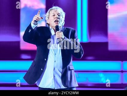 Spettacolo Musik, Die Beatrice Egli Show 16.10.2024, xdanx, spettacolo Musik, Die Beatrice Egli Show v.l. Der Saenger Bernhard Brink steht bei der Aufzeichnung der Beatrice Egli Show a Berlino-Adlershof auf der Buehne. Berlin Adlershof Studio H Berlin Deutschland DE *** Entertainment Music, The Beatrice Egli Show 16 10 2024, xdanx, Entertainment Music, The Beatrice Egli Show V l il cantante Bernhard Brink è sul palco durante la registrazione del Beatrice Egli Show di Berlino Adlershof Berlin Adlershof Studio H Berlin Germania EN Copyright: XDanielxLakomskix Foto Stock