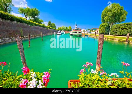 Peschiera del Garda turchese fiume Mincio bocca in vista lago Foto Stock