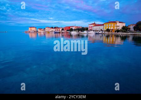 Vista mattutina dell'alba sulla città di Porec Foto Stock