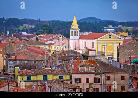 Città di Parenzo, tetti e costiera, vista l'Istria, regione della Croazia Foto Stock