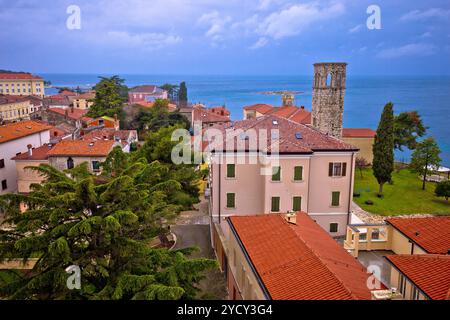 Città di Parenzo, tetti e costiera, vista l'Istria, regione della Croazia Foto Stock