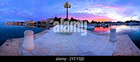 Vista panoramica della città di Porec dall'alba al mattino dal molo Foto Stock