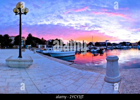 Vista panoramica della città di Porec dall'alba al mattino dal molo Foto Stock