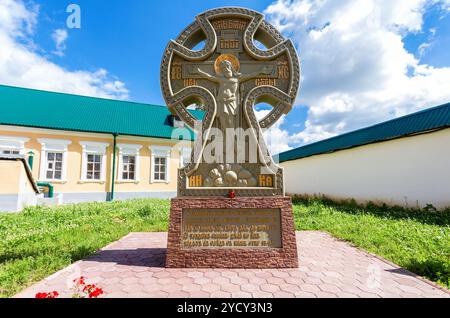 Chiesa ortodossa russa. Croce di culto presso il monastero dello Spirito Santo a Borovichi, Russia Foto Stock