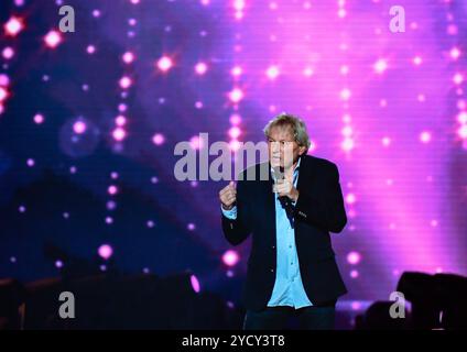 Spettacolo Musik, Die Beatrice Egli Show 16.10.2024, xdanx, spettacolo Musik, Die Beatrice Egli Show v.l. Der Saenger Bernhard Brink steht bei der Aufzeichnung der Beatrice Egli Show a Berlino-Adlershof auf der Buehne. Berlin Adlershof Studio H Berlin Deutschland DE *** Entertainment Music, The Beatrice Egli Show 16 10 2024, xdanx, Entertainment Music, The Beatrice Egli Show V l il cantante Bernhard Brink è sul palco durante la registrazione del Beatrice Egli Show di Berlino Adlershof Berlin Adlershof Studio H Berlin Germania EN Copyright: XDanielxLakomskix Foto Stock