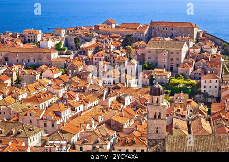 Dubrovnik Centro storico vista sui tetti dalle mura della città Foto Stock