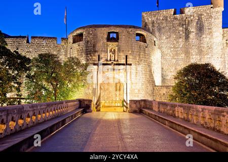 Palo porta d'ingresso nella città di Dubrovnik vista serale Foto Stock