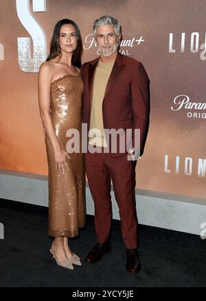 Hollywood, Stati Uniti. 23 ottobre 2024. Odette Annable e Dave Annable arrivano alla Paramount Original Series “Lioness” stagione 2 Los Angeles premiere tenutasi al Linwood Dunn Theater di Hollywood, CALIFORNIA. Il 23 ottobre 2024 © Majil/ Credit: AFF/Alamy Live News Foto Stock