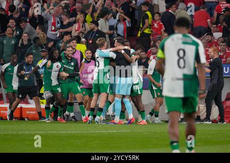 Lisbona, Portogallo. 23 ottobre 2024. I giocatori del Feyenoord festeggiano il loro terzo gol durante la fase di UEFA Champions League, campionato del terzo giorno, prima tra SL Benfica e Feyenoord Rotterdam all'Estadio da Luz. Punteggio finale: SL Benfica 1:3 Feyenoord Rotterdam (foto di Bruno de Carvalho/SOPA Images/Sipa USA) credito: SIPA USA/Alamy Live News Foto Stock