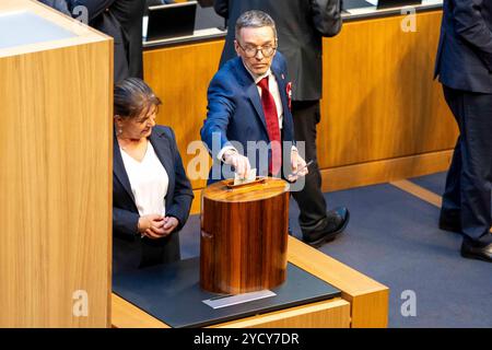 Vienna, Vienna, AUSTRIA. 24 ottobre 2024. Voto di HERBERT KICKL durante l'elezione del 1.Presidente del Consiglio nazionale alla riunione costituente del neo-eletto Consiglio nazionale del Parlamento austriaco. (Credit Image: © Andreas Stroh/ZUMA Press Wire) SOLO PER USO EDITORIALE! Non per USO commerciale! Foto Stock