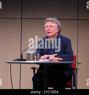 Ingo Schulze bei der Lesung von Zu Gast im Westen in der Akademie der Künste, Berlino, Pariser Platz *** Ingo Schulze alla lettura di Zu Gast im Westen presso l'Akademie der Künste, Berlino, Pariser Platz Foto Stock