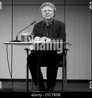 Ingo Schulze bei der Lesung von Zu Gast im Westen in der Akademie der Künste, Berlino, Pariser Platz *** Ingo Schulze alla lettura di Zu Gast im Westen presso l'Akademie der Künste, Berlino, Pariser Platz Foto Stock