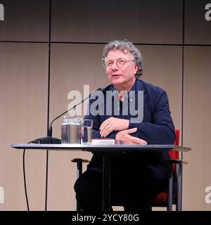 Ingo Schulze bei der Lesung von Zu Gast im Westen in der Akademie der Künste, Berlino, Pariser Platz *** Ingo Schulze alla lettura di Zu Gast im Westen presso l'Akademie der Künste, Berlino, Pariser Platz Foto Stock