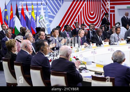 Kazan, Russia. 24 ottobre 2024. Il presidente iraniano Masoud Pezeshkian, il presidente egiziano Abdel Fattah el-Sisi, il presidente cinese Xi Jinping, il presidente russo Vladimir Putin, il presidente sudafricano Cyril Ramaphosa, il primo ministro etiope Abiy Ahmed, il ministro degli Esteri brasiliano Mauro Vieira e altri funzionari partecipano alla sessione del format Outreach/BRICS Plus al vertice BRICS di Kazan, Russia. (Immagine di credito: © Presidenza iraniana tramite ZUMA Press Wire) SOLO USO EDITORIALE! Non per USO commerciale! Foto Stock