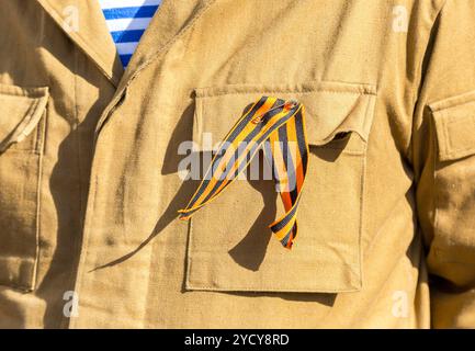 Nero e il nastro arancione di San Giorgio su un veterano uniforme militare Foto Stock