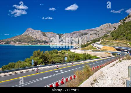 Scenic Dalamtian strada sul mare in vista Omis Foto Stock