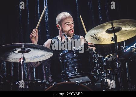 Copenaghen, Danimarca. 21 ottobre 2024. Il gruppo punk rock inglese Kid Kapichi esegue un concerto dal vivo all'Amager Bio di Copenaghen. Qui il batterista George Macdonald viene visto dal vivo sul palco. Foto Stock