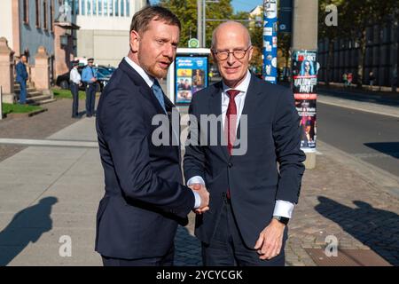 Lipsia - Ministerpräsidenten kommen zur MPK in Sachsen zusammen: MP Kretschmer empfängt Gäste an der Kongresshalle 24.10.2024 ab 13,20 UhrLeipzig, Pfaffendorfer Straße Kongresshalle am Zoo im foto: Michael Kretschmer CDU, l, Ministerpräsident von Sachsen, und Peter Tschentscher SPD, Erster Bürgermeister von Hamburg, begrüßen sich zum Auftakt der Ministerpräsidentenkonferenz in Lipsia am 24. und 25. Oktober 2024 kommen die Ministerpräsidenten der deutschen Bundesländer zur Ministerpräsidentenkonferenz in Leipzig zusammen. Schwerpunkte der Jahreskonferenz sind die Themen Migration, Reformen BE Foto Stock