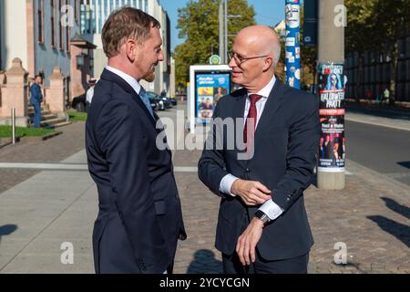 Lipsia - Ministerpräsidenten kommen zur MPK in Sachsen zusammen: MP Kretschmer empfängt Gäste an der Kongresshalle 24.10.2024 ab 13,20 UhrLeipzig, Pfaffendorfer Straße Kongresshalle am Zoo im foto: Michael Kretschmer CDU, l, Ministerpräsident von Sachsen, und Peter Tschentscher SPD, Erster Bürgermeister von Hamburg, begrüßen sich zum Auftakt der Ministerpräsidentenkonferenz in Lipsia am 24. und 25. Oktober 2024 kommen die Ministerpräsidenten der deutschen Bundesländer zur Ministerpräsidentenkonferenz in Leipzig zusammen. Schwerpunkte der Jahreskonferenz sind die Themen Migration, Reformen BE Foto Stock