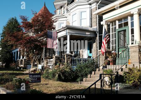 Philadelphia, Stati Uniti. 24 ottobre 2024. La campagna canta, zucche e scheletri decorano i prati frontali nella sezione nord-occidentale della città mentre la stagione della campagna elettorale per le elezioni presidenziali degli Stati Uniti entra nel suo ultimo tratto, il 24 ottobre 2024 a Philadelphia, PA, USA Credit: OOOgImages/Alamy Live News Foto Stock