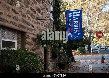 Philadelphia, Stati Uniti. 24 ottobre 2024. La campagna canta, zucche e scheletri decorano i prati frontali nella sezione nord-occidentale della città mentre la stagione della campagna elettorale per le elezioni presidenziali degli Stati Uniti entra nel suo ultimo tratto, il 24 ottobre 2024 a Philadelphia, PA, USA Credit: OOOgImages/Alamy Live News Foto Stock