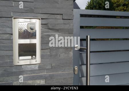 Cancello moderno con sistema interfono e maniglia in metallo Foto Stock