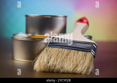 Apri barattoli di vernice con un pennello, colori dell'Arcobaleno Foto Stock
