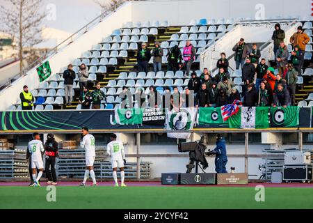 Reykjavik, Islanda. 24 ottobre 2024. I giocatori di Cercle e i tifosi di Cercle nella foto dopo una partita di calcio tra l'islandese Vikingur Reykjavik e il belga Cercle Brugge KSV, giovedì 24 ottobre 2024, a Reykjavik, Islanda, il secondo giorno della fase a gironi del torneo UEFA Conference League. BELGA PHOTO ARNI TORFASON credito: Belga News Agency/Alamy Live News Foto Stock