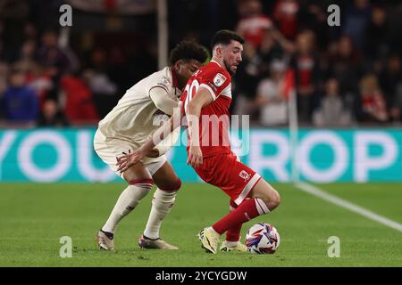 Finn Azaz di Middlesbrough combatte per il possesso con Rhian Brewster dello Sheffield United durante il match per lo Sky Bet Championship tra Middlesbrough e Sheffield United al Riverside Stadium di Middlesbrough, mercoledì 23 ottobre 2024. (Foto: Mark Fletcher | mi News) crediti: MI News & Sport /Alamy Live News Foto Stock