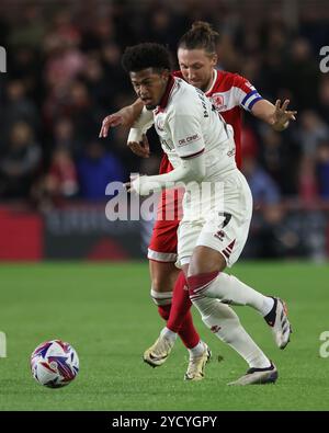 Rhian Brewster dello Sheffield United in azione con Luke Ayling di Middlesbrough durante il match per il titolo Sky Bet tra Middlesbrough e Sheffield United al Riverside Stadium di Middlesbrough, mercoledì 23 ottobre 2024. (Foto: Mark Fletcher | mi News) crediti: MI News & Sport /Alamy Live News Foto Stock