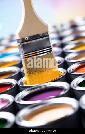 Apri barattoli di vernice con un pennello, colori dell'Arcobaleno Foto Stock