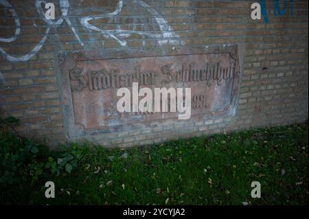 Flensburg, Schleswig-Holstein Das verfallene und leer stehende Gebäude des Alten Schlachthofs, im Brauereiweg. Hier: Hinweis auf die Erbauung des Gebäude 1898-99. Aufnahne vom 24.10.2024, Flensburg, *** Flensburg, Schleswig Holstein l'edificio fatiscente e vuoto del vecchio macello, a Brauereiweg qui si rimanda alla costruzione dell'edificio nel 1898 99 Fotografia del 24 10 2024, Flensburg, Foto Stock