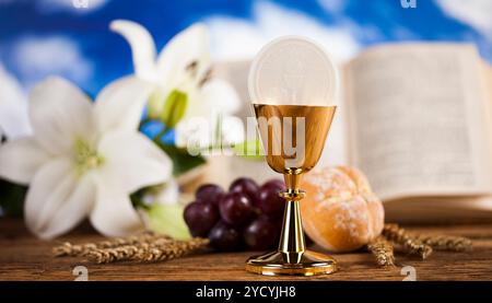 Eucaristia simbolo del pane e del vino, calice e host, prima comunione sfondo Foto Stock