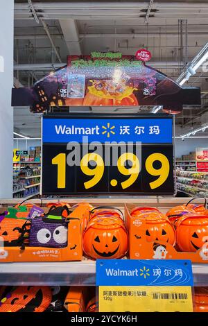 Pechino, Cina. 12 ottobre 2024. Le zucche di Halloween di plastica e altri oggetti sono esposti in un negozio Walmart a Pechino il 12 ottobre 2024. Secondo notizie, Halloween è diventata una festa popolare in Cina, soprattutto nelle grandi città. (Foto di Samuel Rigelhaupt/Sipa USA) credito: SIPA USA/Alamy Live News Foto Stock