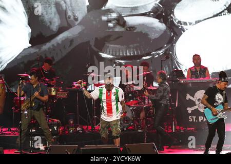 Dallas, Stati Uniti. 18 ottobre 2024. Dr. Shenka, cantante della band messicana Ska Panteon Rococo, si esibisce come parte dell'Esta Noche U.S.A. Tour 2024 al Factory in Deep Ellum. Il 18 ottobre 2024 a Dallas, Texas. (Foto di Javier Vicencio/Eyepix/Sipa USA) credito: SIPA USA/Alamy Live News Foto Stock