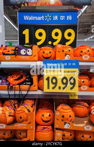 Pechino, Cina. 12 ottobre 2024. Le zucche di Halloween di plastica e altri oggetti sono esposti in un negozio Walmart a Pechino il 12 ottobre 2024. Secondo notizie, Halloween è diventata una festa popolare in Cina, soprattutto nelle grandi città. (Foto di Samuel Rigelhaupt/Sipa USA) credito: SIPA USA/Alamy Live News Foto Stock