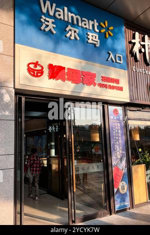 Pechino, Cina. 12 ottobre 2024. Le zucche di Halloween di plastica e altri oggetti sono esposti in un negozio Walmart a Pechino il 12 ottobre 2024. Secondo notizie, Halloween è diventata una festa popolare in Cina, soprattutto nelle grandi città. (Foto di Samuel Rigelhaupt/Sipa USA) credito: SIPA USA/Alamy Live News Foto Stock