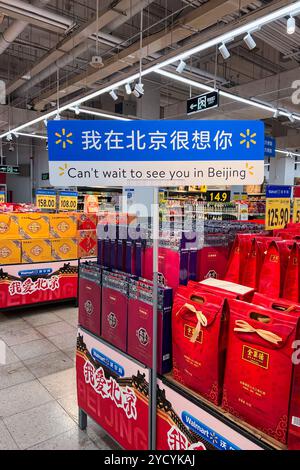 Pechino, Cina. 12 ottobre 2024. Le zucche di Halloween di plastica e altri oggetti sono esposti in un negozio Walmart a Pechino il 12 ottobre 2024. Secondo notizie, Halloween è diventata una festa popolare in Cina, soprattutto nelle grandi città. (Foto di Samuel Rigelhaupt/Sipa USA) credito: SIPA USA/Alamy Live News Foto Stock