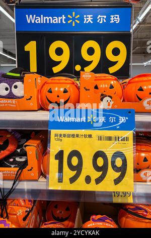 Pechino, Cina. 12 ottobre 2024. Le zucche di Halloween di plastica e altri oggetti sono esposti in un negozio Walmart a Pechino il 12 ottobre 2024. Secondo notizie, Halloween è diventata una festa popolare in Cina, soprattutto nelle grandi città. (Foto di Samuel Rigelhaupt/Sipa USA) credito: SIPA USA/Alamy Live News Foto Stock