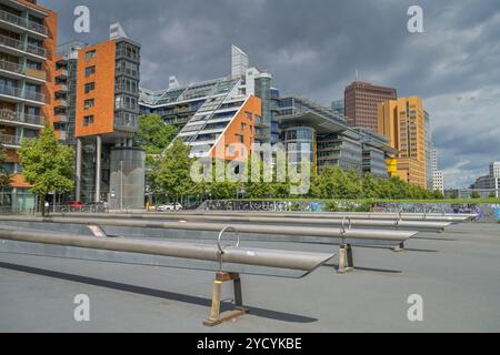 Stillgelegte Wippen, Wohngebäude, Bürohäuser, Tilla-Durieux-Park, Potsdamer Platz, Tiergarten, Mitte, Berlino, Germania Foto Stock