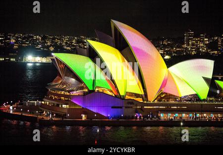 Sydney Opera House illuminata a colori Foto Stock