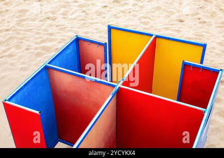 Spiaggia multicolore spogliatoi presso la spiaggia di sabbia. Cabine armadietti spogliatoio Foto Stock